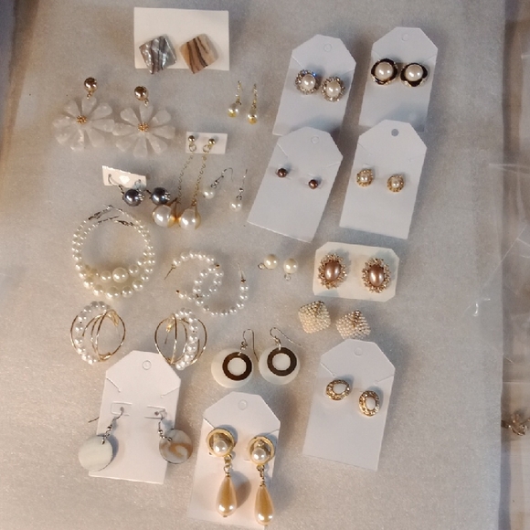 Jewelry - 20 Pairs Gold Tone Earrings #A425